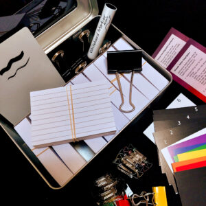 Luxe startpakket met gelinieerde flashcards, papierklemmen, tabbladen, whiteboard en marker, en tips voor de leitnerbox