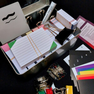 Luxe startpakket met gelinieerde flashcards met kleuren en vlaggen, papierklemmen, tabbladen, whiteboard en marker, en tips voor de leitnerbox