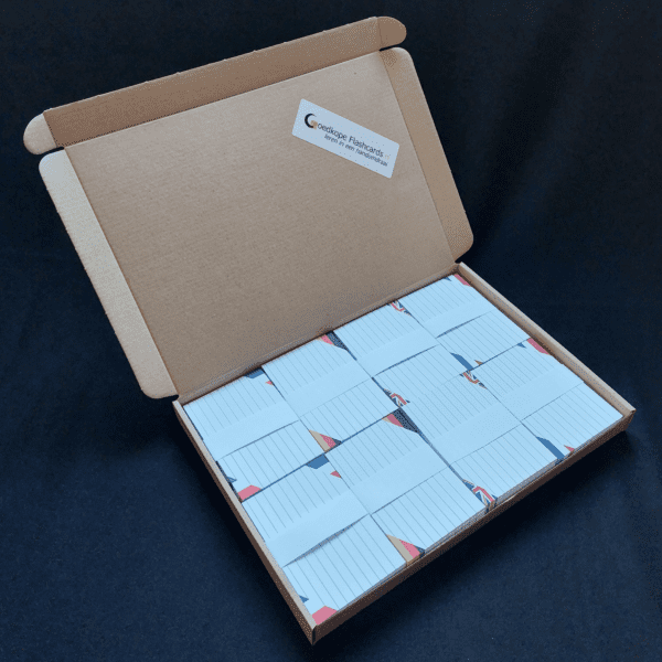 brievenbuspakket met 800 flashcards A7: gelinieerd met in de hoekjes vlaggetjes voor Engels, Nederlands, Frans en Duits
