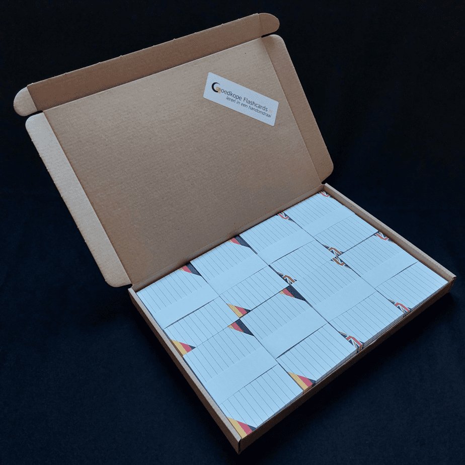 brievenbuspakket met 800 flashcards A7: gelinieerd met in de hoekjes vlaggetjes voor Engels en Duits